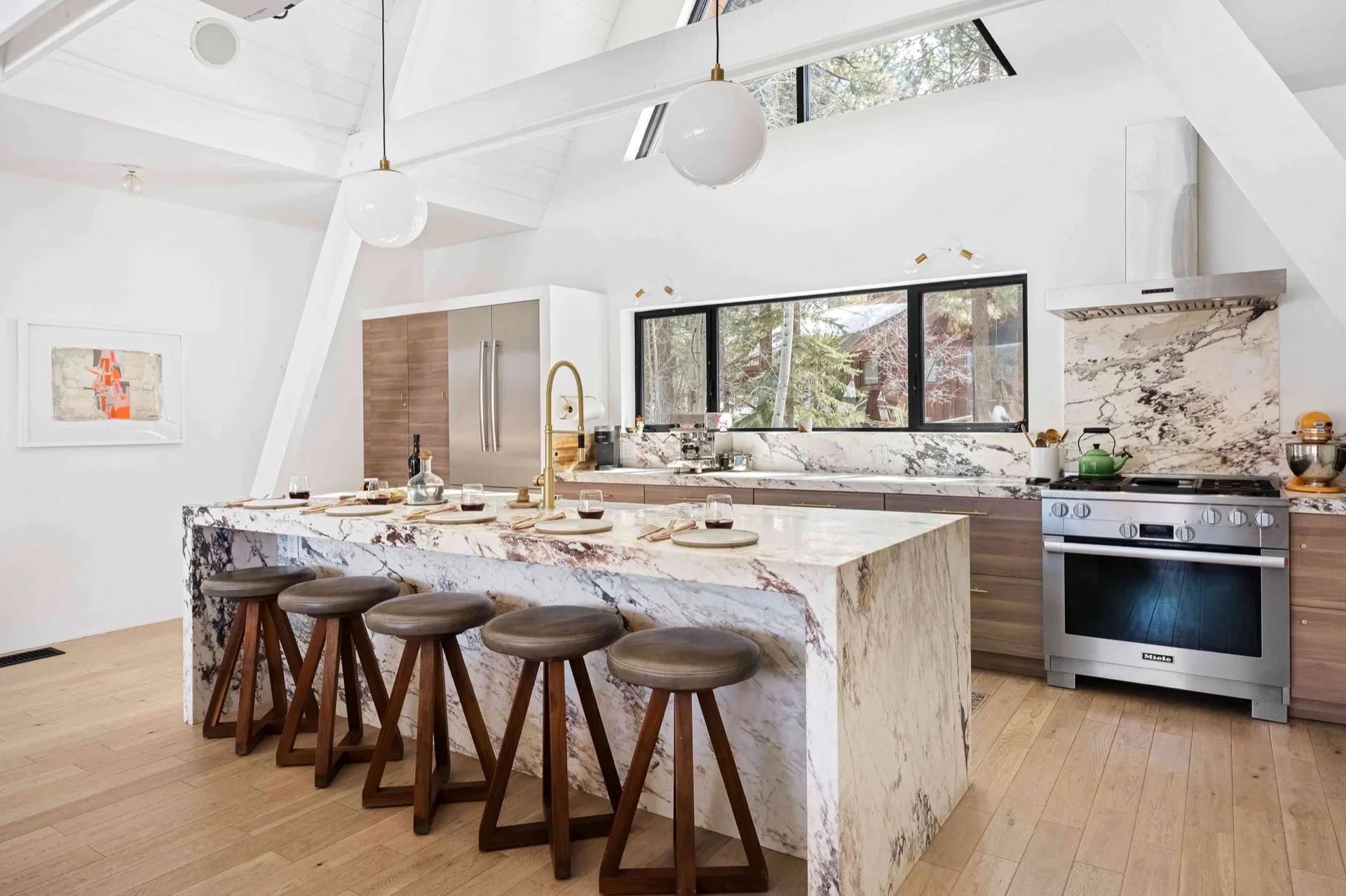 Modern kitchen interior by BMB Renovation